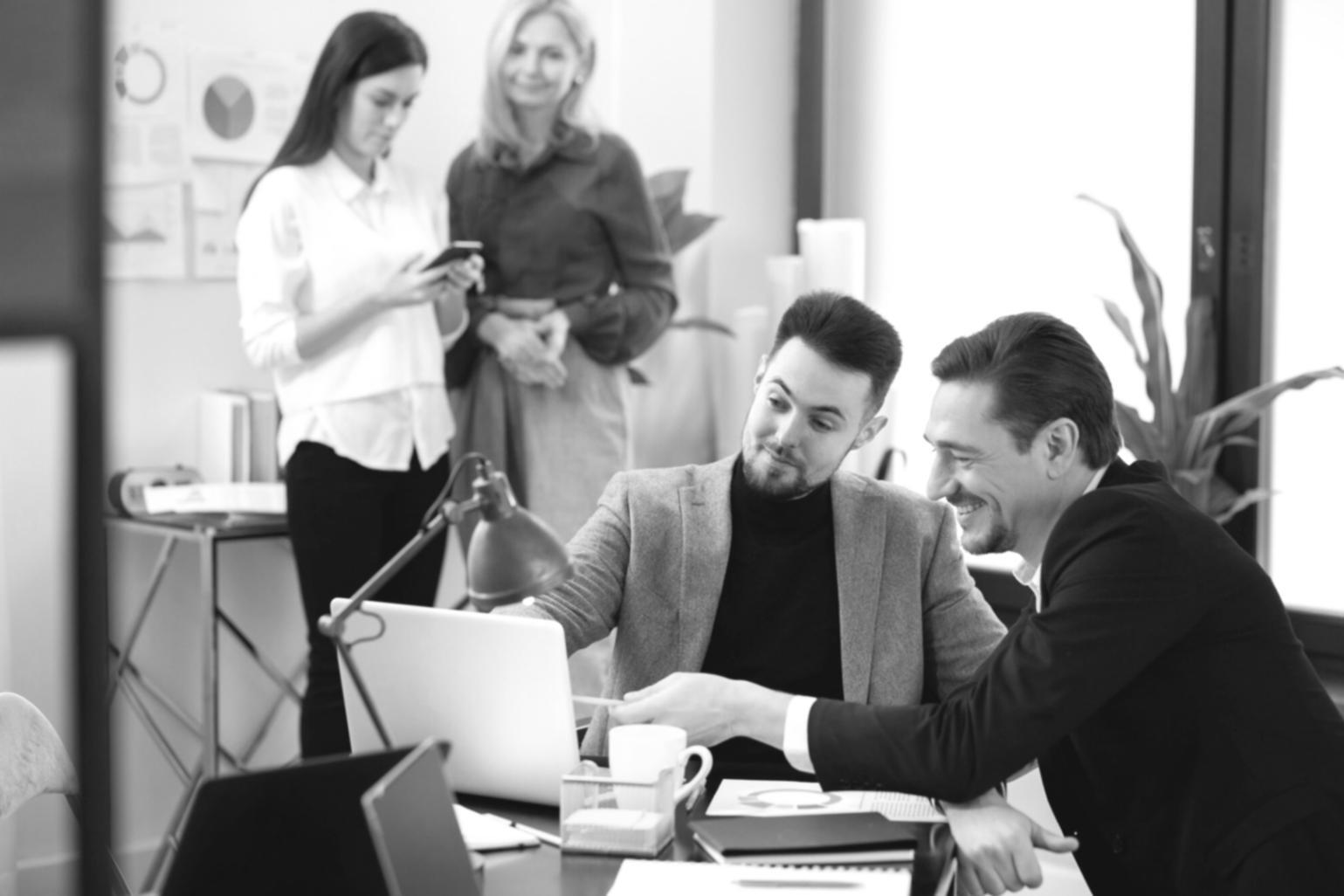 aruzcelonfari Team bei der Arbeit an Finanzlösungen