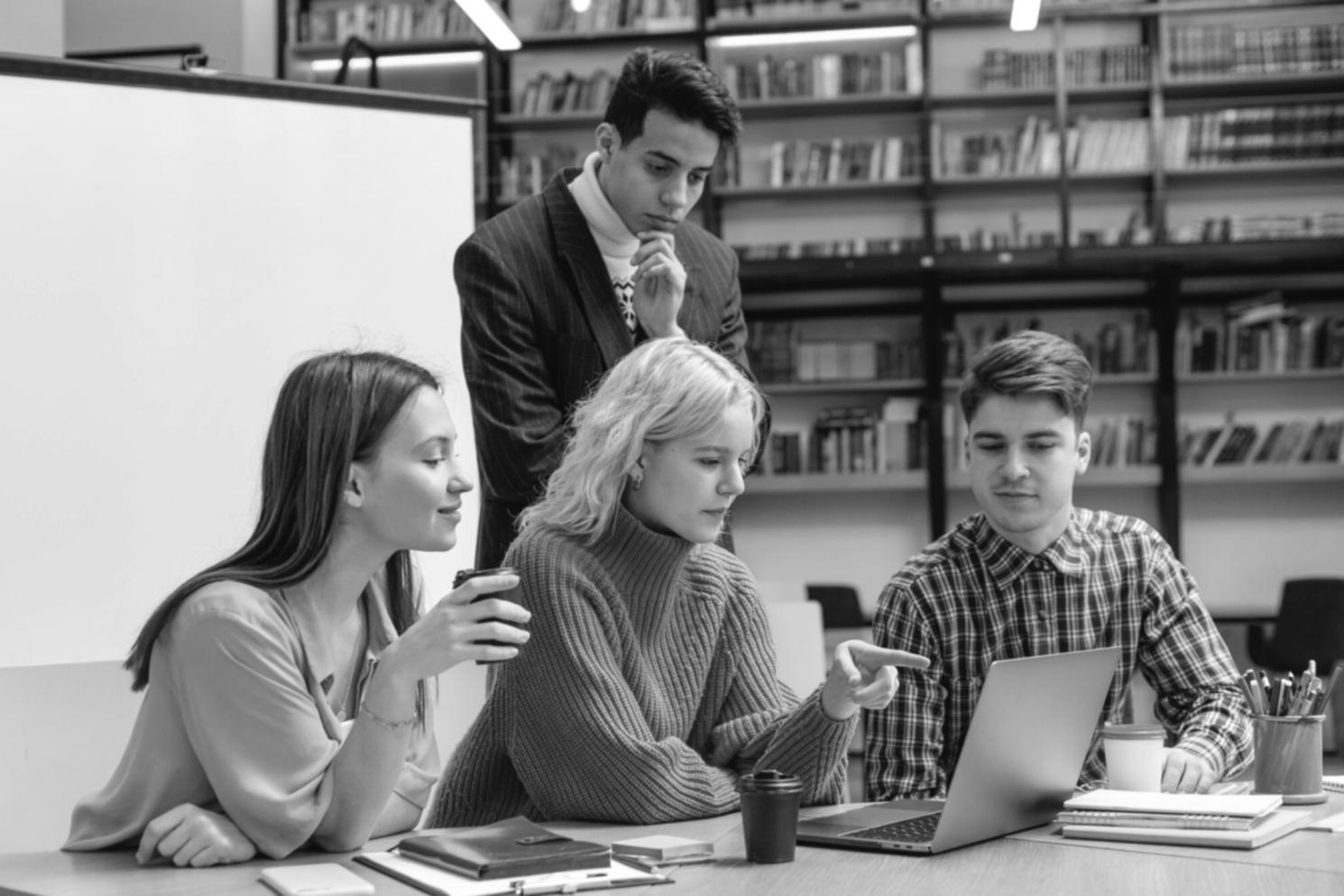 Moderne Finanzplanung am Arbeitsplatz mit digitalen Tools